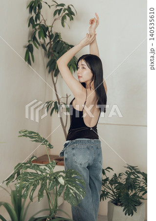水着とデニムを合わせたファッションの女性 水着とデニムを合わせたファッションの女性 140535610