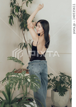 水着とデニムを合わせたファッションの女性 水着とデニムを合わせたファッションの女性 140535611