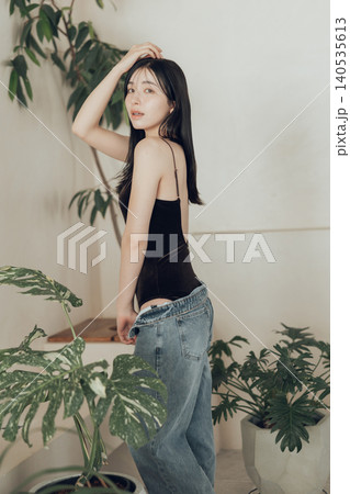 水着とデニムを合わせたファッションの女性 水着とデニムを合わせたファッションの女性 140535613