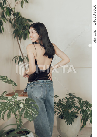 水着とデニムを合わせたファッションの女性 水着とデニムを合わせたファッションの女性 140535616