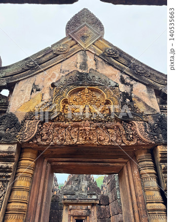 バンテアイ・スレイ遺跡、第二東塔門のレリーフ、ラクシュミーと聖水を注ぐ象 バンテアイ・スレイ遺跡、第二東塔門のレリーフ、ラクシュミーと聖水を注ぐ象 140535663