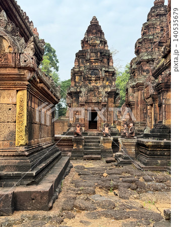 バンテアイ・スレイ遺跡、中央祠堂近くの守護神、アンコール遺跡群 140535679
