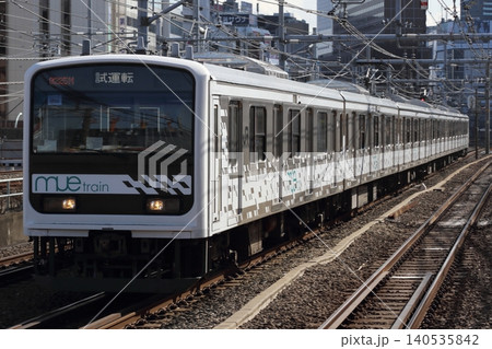 新大久保を通過していく 209系 MUE-Train 新大久保を通過していく 209系 MUE-Train 140535842