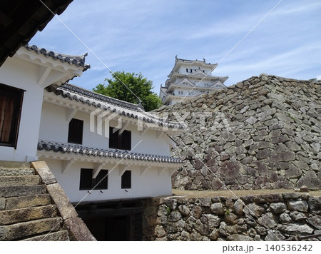 姫路城の「にの門」の櫓と高大な石垣、その奥にそびえ立つ大天守の風景 姫路城の「にの門」の櫓と高大な石垣、その奥にそびえ立つ大天守の風景 140536242