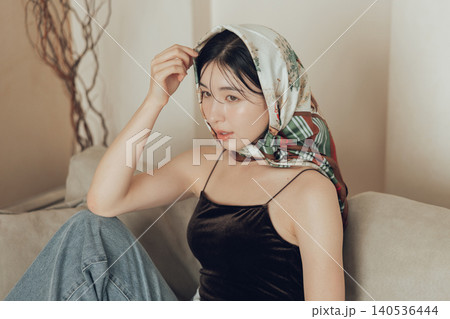 スカーフを頭に巻く若い女性 140536444