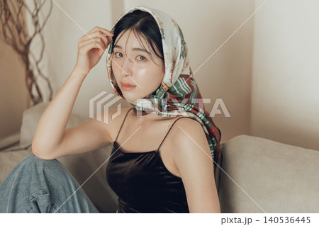 スカーフを頭に巻く若い女性 スカーフを頭に巻く若い女性 140536445