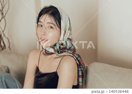 スカーフを頭に巻く若い女性 140536446