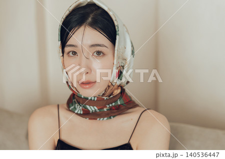 スカーフを頭に巻く若い女性 140536447