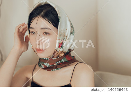 スカーフを頭に巻く若い女性 140536448