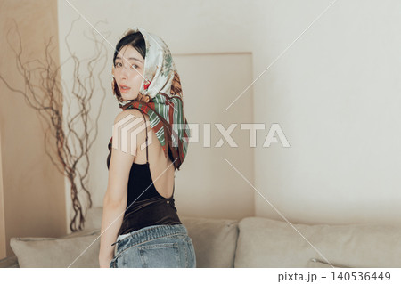 スカーフを頭に巻く若い女性 140536449