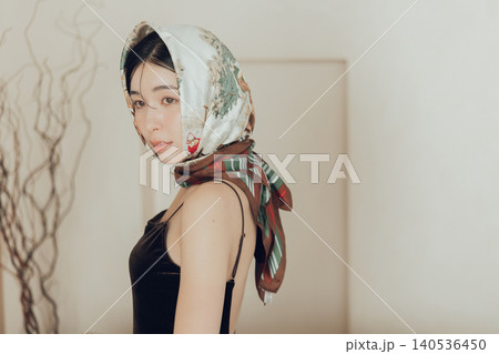 スカーフを頭に巻く若い女性 140536450