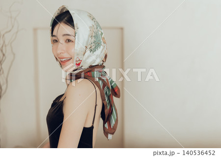 スカーフを頭に巻く若い女性 140536452