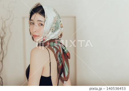 スカーフを頭に巻く若い女性 140536453