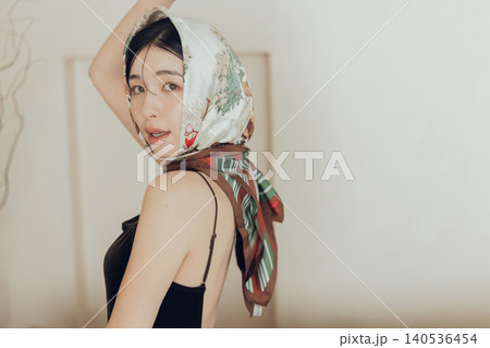 スカーフを頭に巻く若い女性 140536454