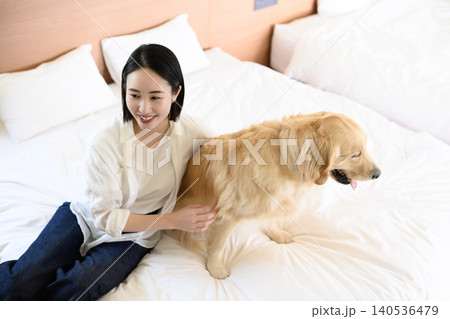 ベッドで愛犬と触れ合う女性 ベッドで愛犬と触れ合う女性 140536479