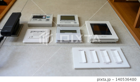 テーブル上の複数の操作パネルとスイッチ テーブル上の複数の操作パネルとスイッチ 140536480