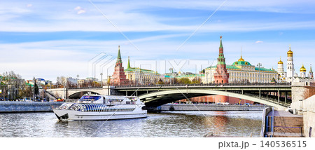 Moscow Kremlin panoramic view and tourist boat floats on River 140536515