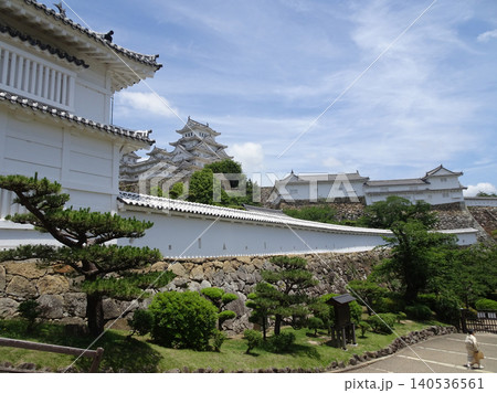 姫路城の「菱の門」の櫓と長く伸びる白壁の土塀、その奥にそびえ立つ大天守の風景 140536561