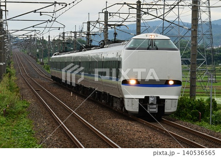 湖西線　近江中庄駅を行く　特急電車 140536565