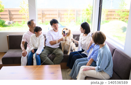 家族と犬がリビングでくつろぐ 140536589