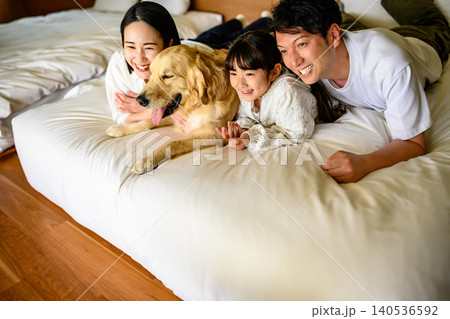 ベッドでくつろぐ家族と愛犬 ベッドでくつろぐ家族と愛犬 140536592