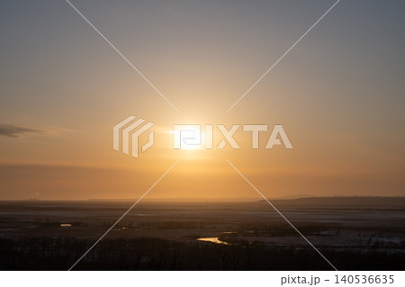 細岡展望台から望む釧路湿原の夕景と輝く太陽 140536635