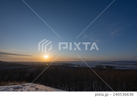 細岡展望台から望む釧路湿原の夕景と輝く太陽 細岡展望台から望む釧路湿原の夕景と輝く太陽 140536636