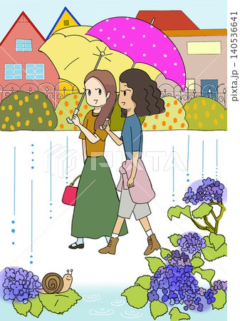 梅雨の街を歩く女性2人 140536641