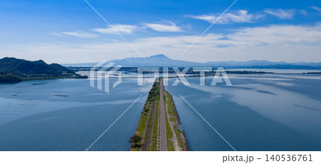 大山を望む中海の堤防道路 大山を望む中海の堤防道路 140536761