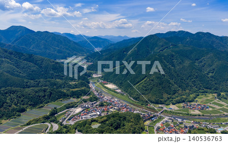 鳥取の山あいに広がる集落風景 鳥取の山あいに広がる集落風景 140536763