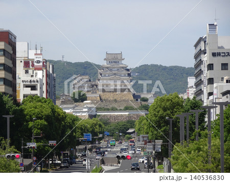 大手前通りから望む青空にそびえ立つ世界遺産・姫路城の大天守と城下町の街並み風景 140536830