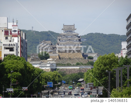 大手前通りから望む青空にそびえ立つ世界遺産・姫路城の大天守と城下町の街並み風景 140536831