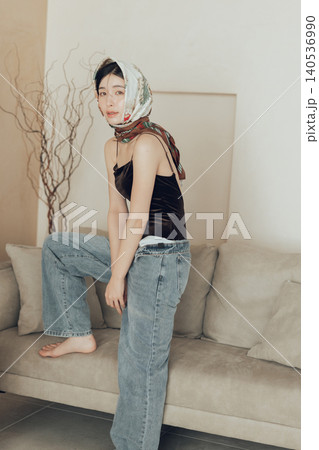 水着とデニムを合わせたスカーフを頭に巻く女性 140536990