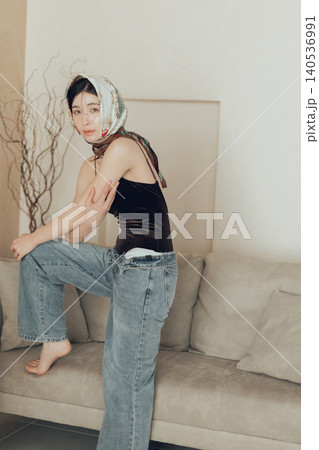 水着とデニムを合わせたスカーフを頭に巻く女性 140536991