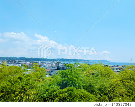 高台から見下ろす鎌倉の街並みと青い海が広がる夏の風景 高台から見下ろす鎌倉の街並みと青い海が広がる夏の風景 140537042