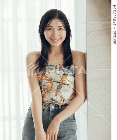 スカーフを体に巻いたファッションの女性 140537254
