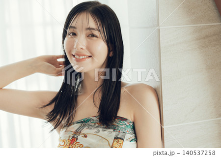 スカーフを体に巻いたファッションの女性 スカーフを体に巻いたファッションの女性 140537258