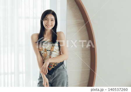 スカーフを体に巻いたファッションの女性 スカーフを体に巻いたファッションの女性 140537260