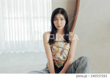 スカーフを体に巻いたファッションの女性 140537261