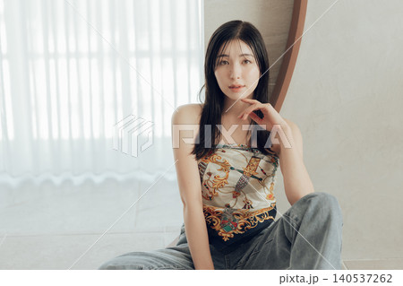 スカーフを体に巻いたファッションの女性 140537262