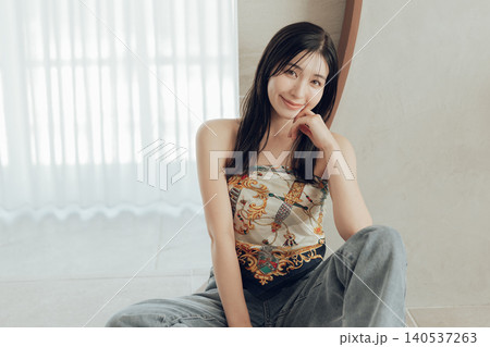 スカーフを体に巻いたファッションの女性 スカーフを体に巻いたファッションの女性 140537263