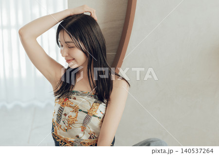 スカーフを体に巻いたファッションの女性 スカーフを体に巻いたファッションの女性 140537264