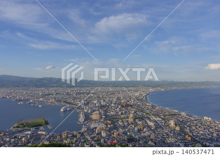 函館山展望台から望む函館市街と津軽海峡 北海道を代表する絶景 函館山展望台から望む函館市街と津軽海峡 北海道を代表する絶景 140537471