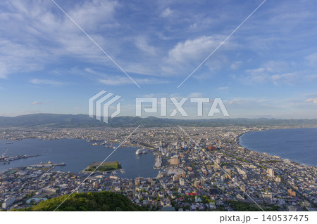 函館山展望台から望む函館市街と津軽海峡 北海道を代表する絶景 函館山展望台から望む函館市街と津軽海峡 北海道を代表する絶景 140537475