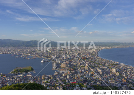 函館山展望台から望む函館市街と津軽海峡 北海道を代表する絶景 函館山展望台から望む函館市街と津軽海峡 北海道を代表する絶景 140537476
