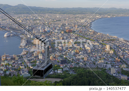 函館山展望台から望む函館市街と津軽海峡 北海道を代表する絶景 函館山展望台から望む函館市街と津軽海峡 北海道を代表する絶景 140537477
