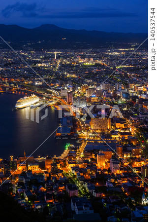 函館山から望む函館の夜景 日本を代表する美しい都市景観 函館山から望む函館の夜景 日本を代表する美しい都市景観 140537544