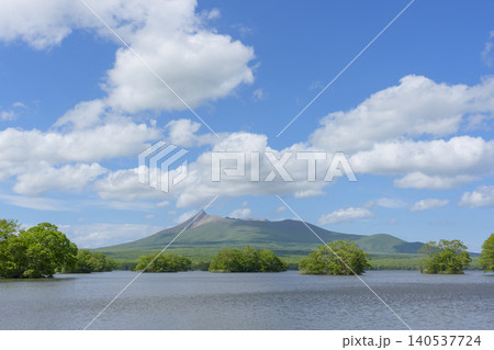 大沼国定公園から望む北海道駒ヶ岳と大沼の風景 140537724