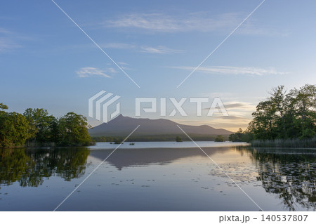 北海道大沼公園から望む朝焼けの北海道駒ケ岳と湖面のリフレクション 北海道大沼公園から望む朝焼けの北海道駒ケ岳と湖面のリフレクション 140537807