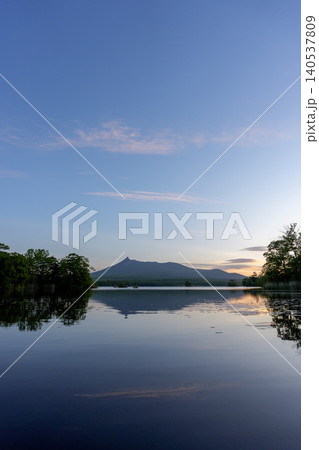 北海道大沼公園から望む朝焼けの北海道駒ケ岳と湖面のリフレクション 北海道大沼公園から望む朝焼けの北海道駒ケ岳と湖面のリフレクション 140537809